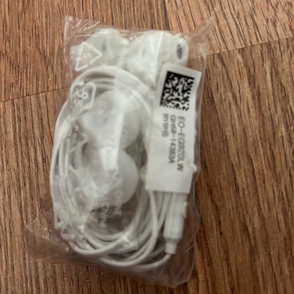 Samsung 3.5mm Earbud Stereo Quality Headphones - Picture 4 of 5